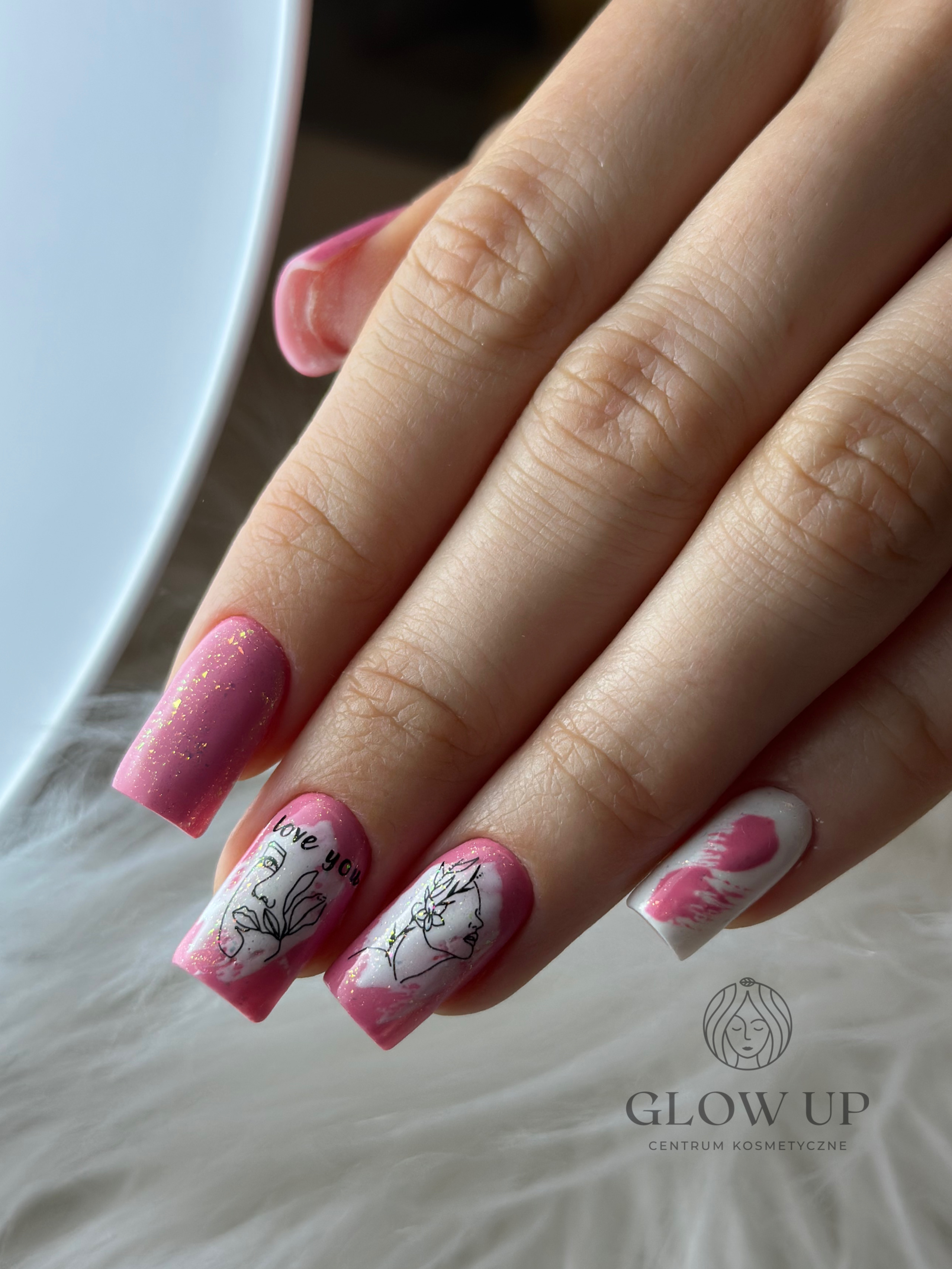 Stylizacja paznokci w salonie Glow Up Lublin - manicure hybrydowy i żelowy