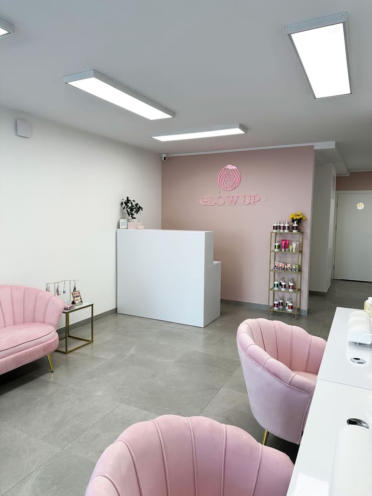 Wnętrze salonu Glow Up - eleganckie różowe wnętrze z marmurowym stanowiskiem manicure
