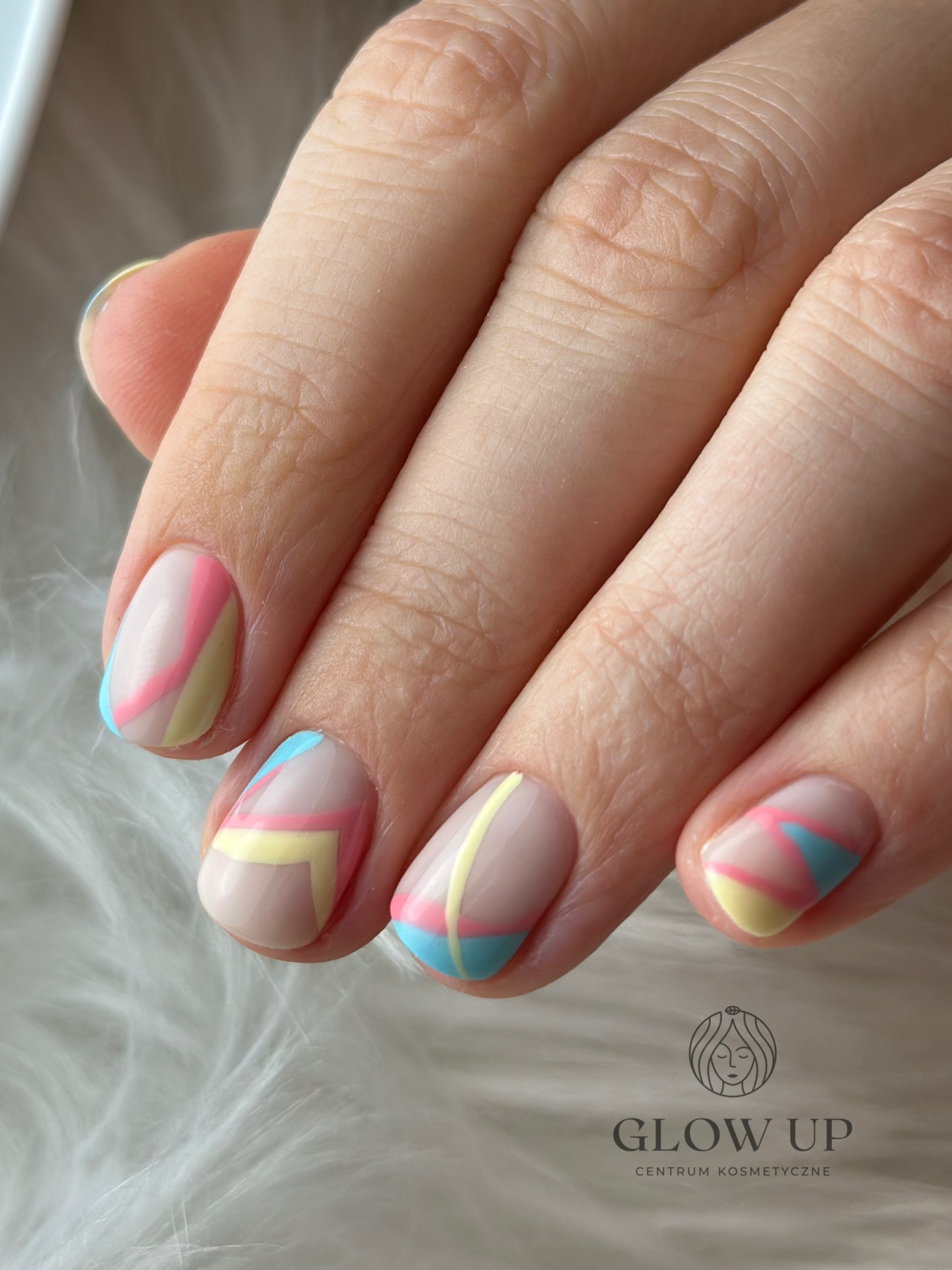 Stylizacja paznokci w salonie Glow Up Lublin - manicure hybrydowy i żelowy