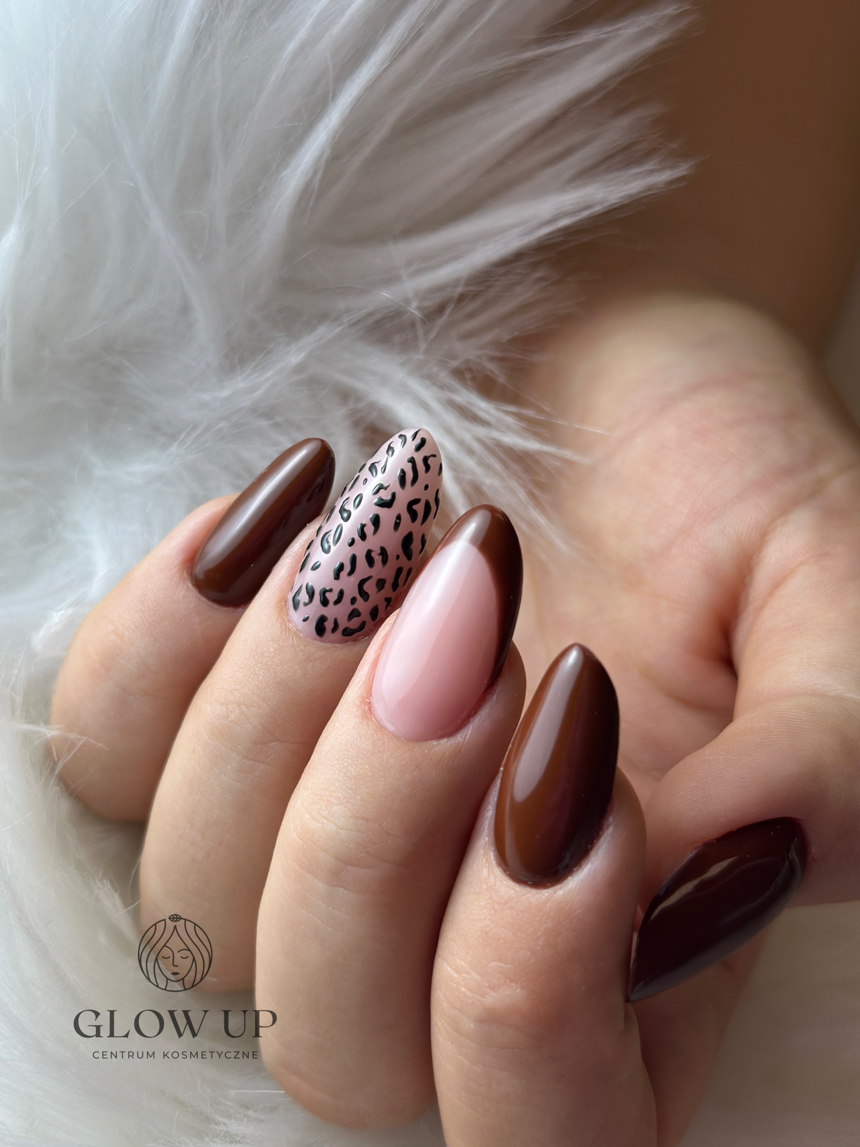 Matowy manicure hybrydowy z delikatnym zdobieniem